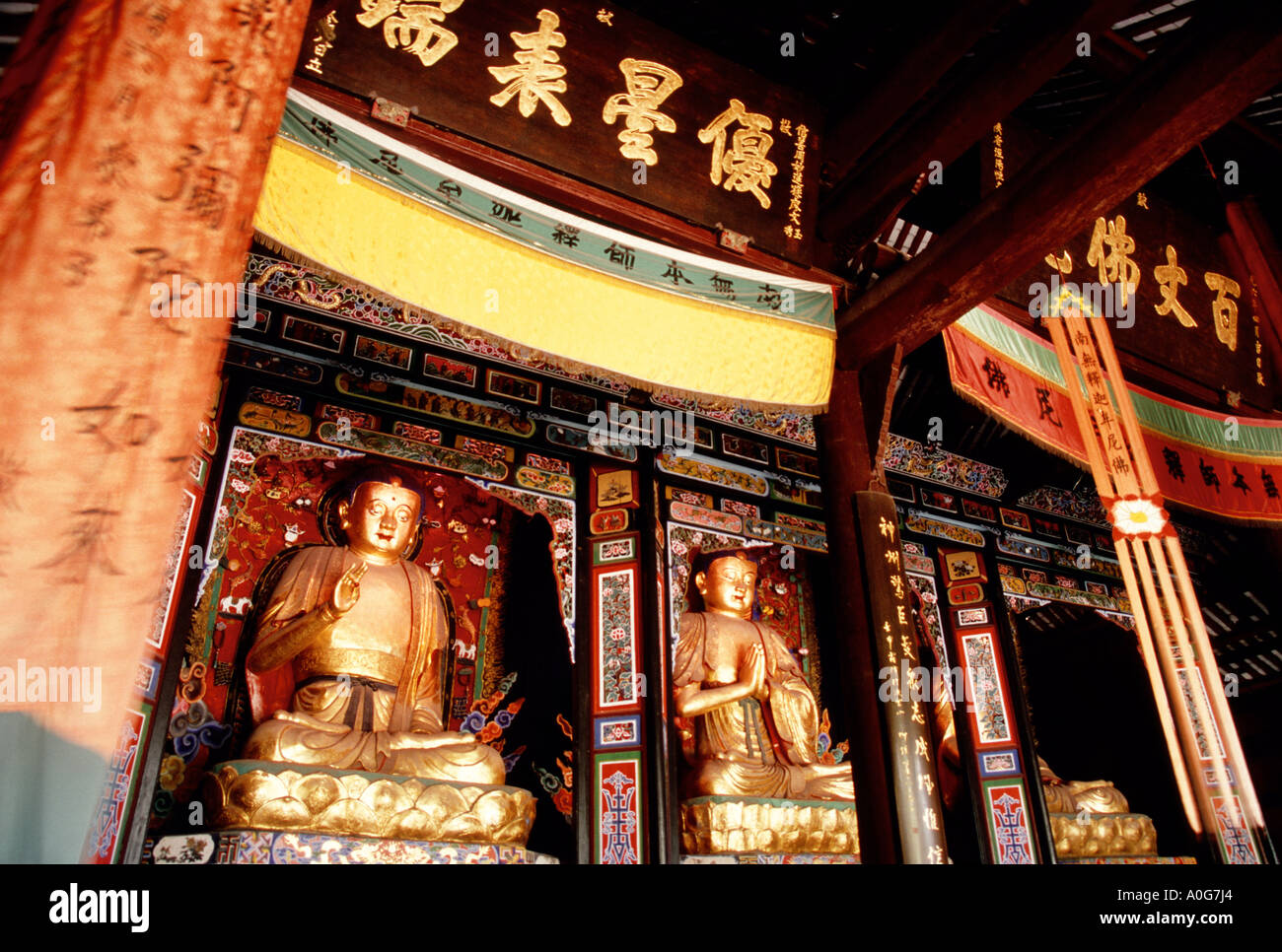 Leshan, Sichuan, China - goldenen Buddhas im 7. Jahrhundert Lingyun Tempel im 17. Jahrhundert renoviert Stockfoto