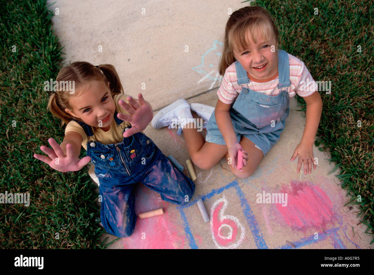 Porträt von Mädchen Färbung mit Buntstiften Stockfoto