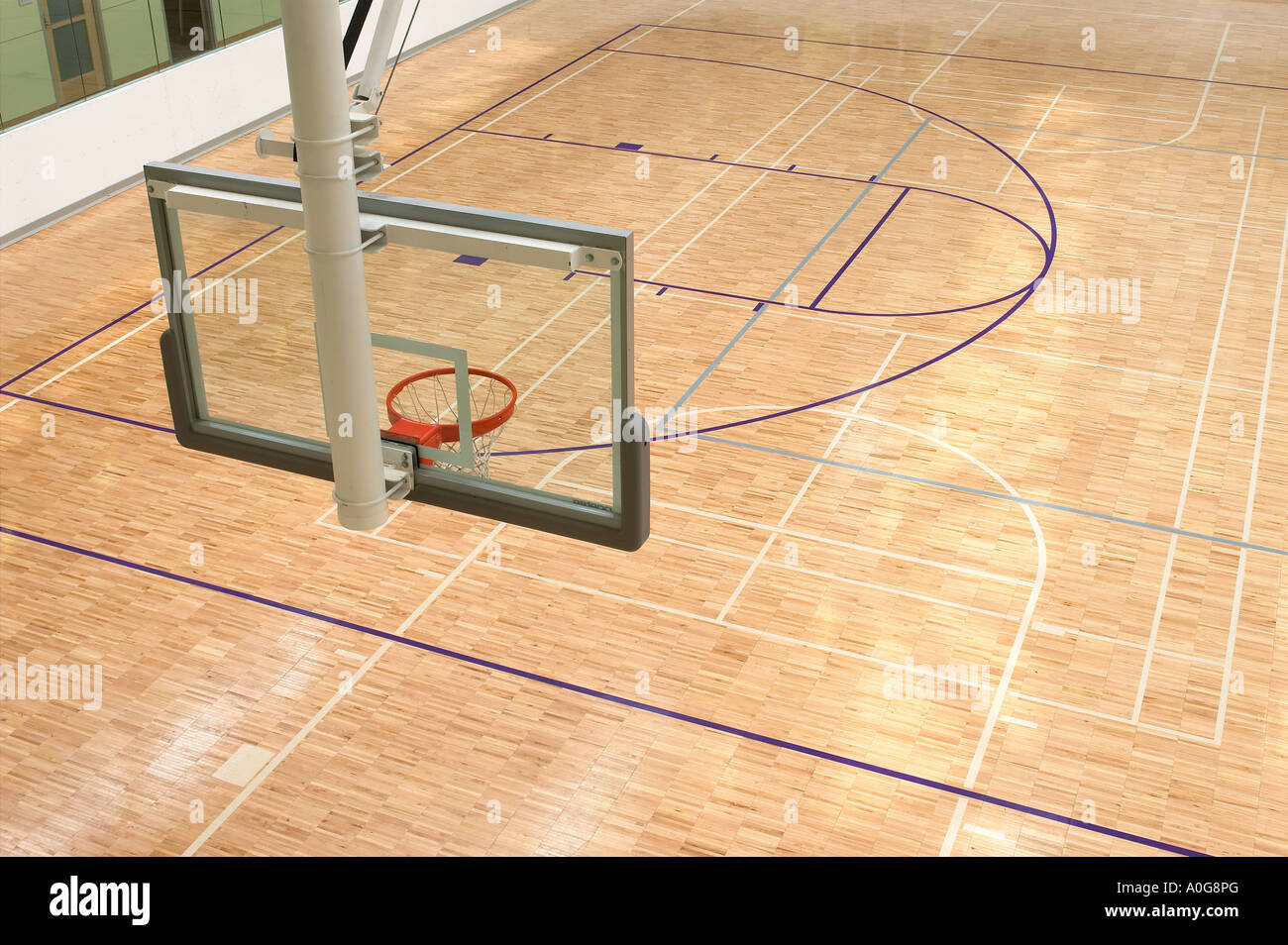 Indoor Basketball Court, Rückwand und Net wie gesehen von oben nach unten, Ohio, USA Stockfoto