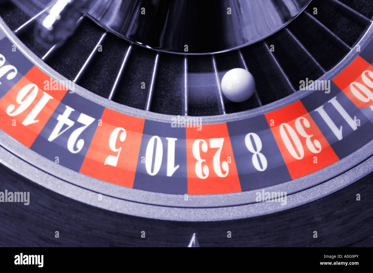 Roullette Rad Spinnen mit Ball in Nummer acht Slot blau getönten mit Sonderfarben Stockfoto