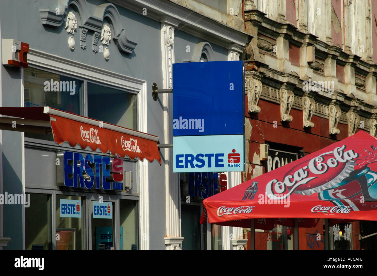 Die Erste Bank, Coca Cola in Ungarn Stockfoto