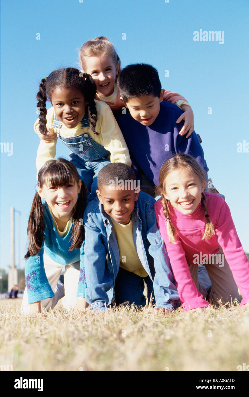 Porträt einer Gruppe von Kindern, so dass eine menschliche Pyramide Stockfoto
