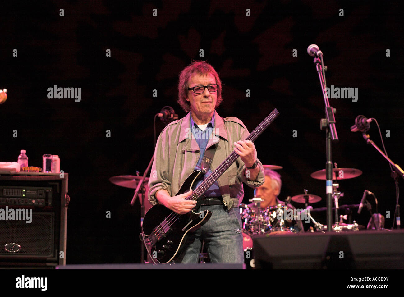 Bill Wyman e-Bass zu spielen Stockfoto