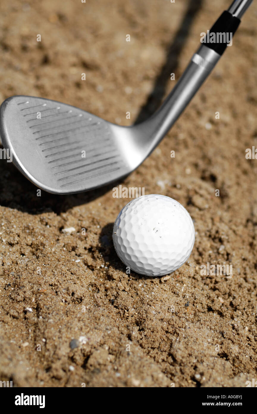 Golfer mit Ball im Bunker mit Sand wedge Stockfoto