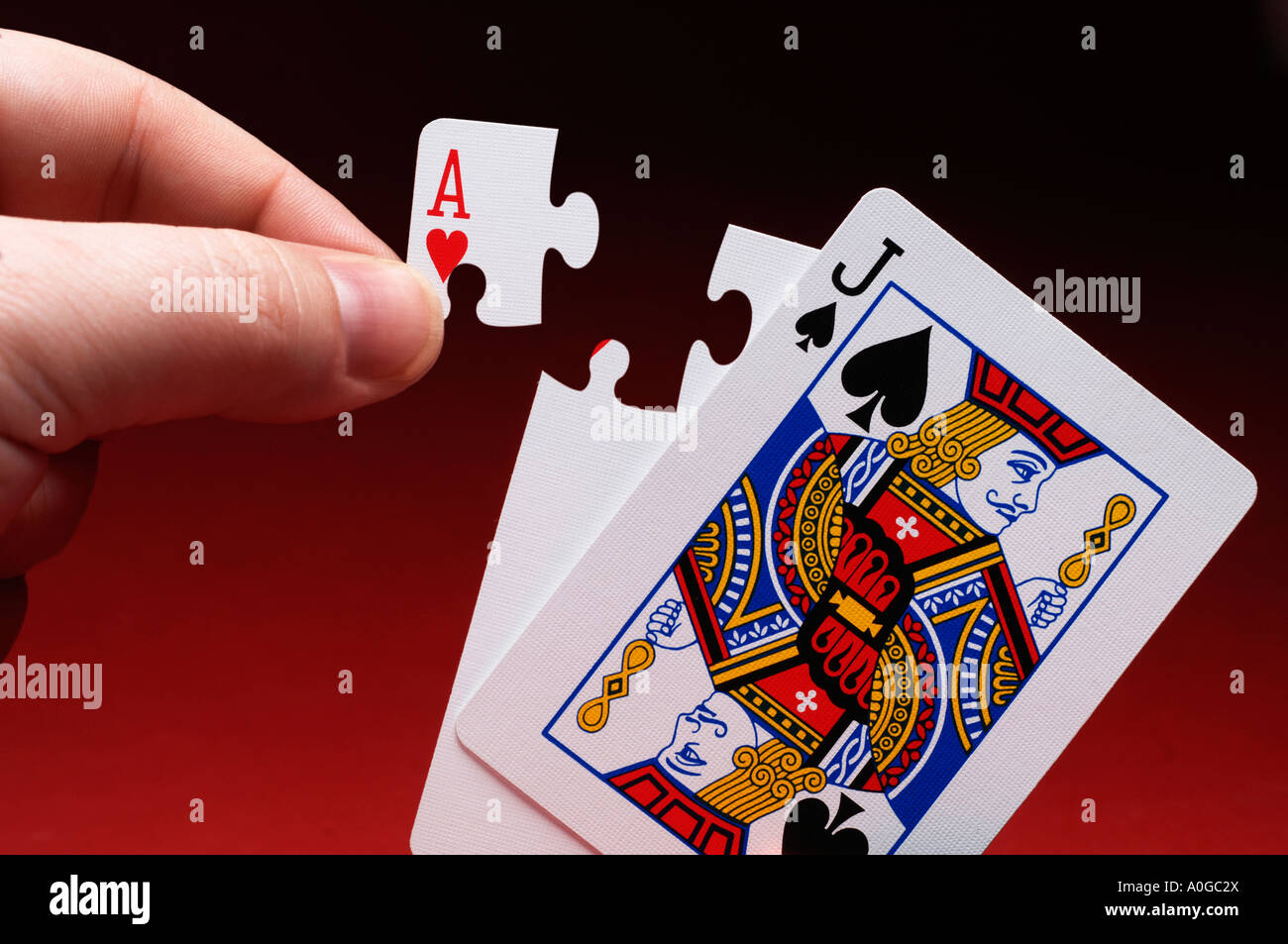 Mensch, die Vollendung Blackjack-Hand mit Puzzleteil Stockfoto