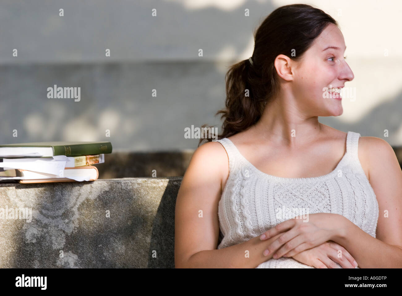 Frau sitzt im freien Stockfoto