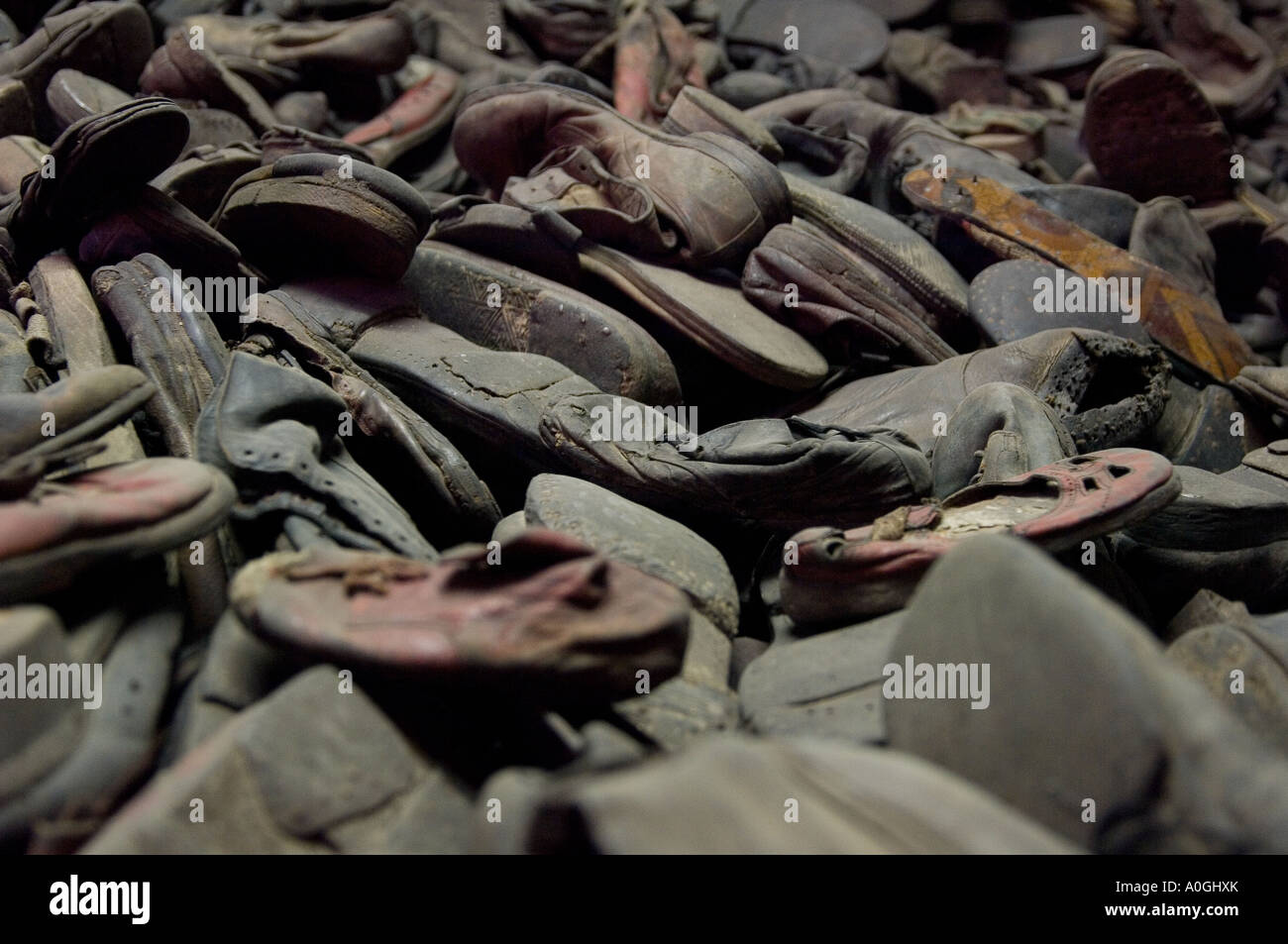 Deprimierend, Haufen von Schuhen, gehalten von den Nazis nach dem Mord an ihre Opfer in Auschwitz - Birkenau KZ, Polen. Stockfoto