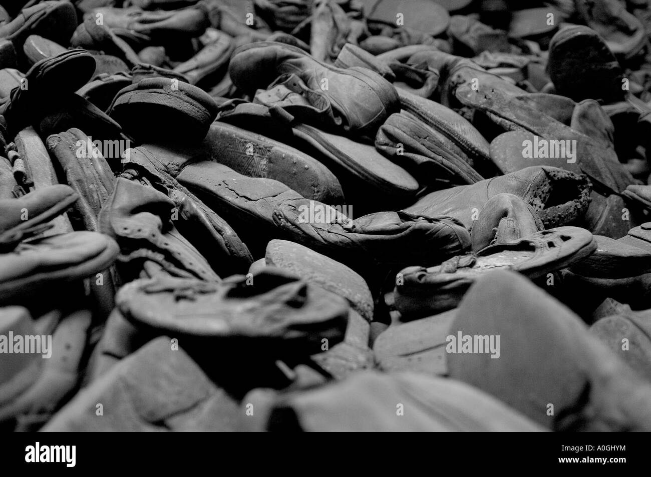 Deprimierend, Haufen von Schuhen, gehalten von den Nazis nach dem Mord an ihre Opfer in Auschwitz - Birkenau KZ, Polen. Stockfoto