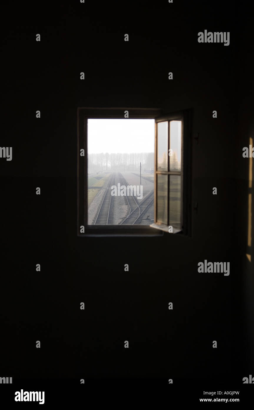 Blick durch geöffnete Fenster der Wachturm, der am Ende der Bahnstrecke in Auschwitz - Birkenau KZ. Stockfoto