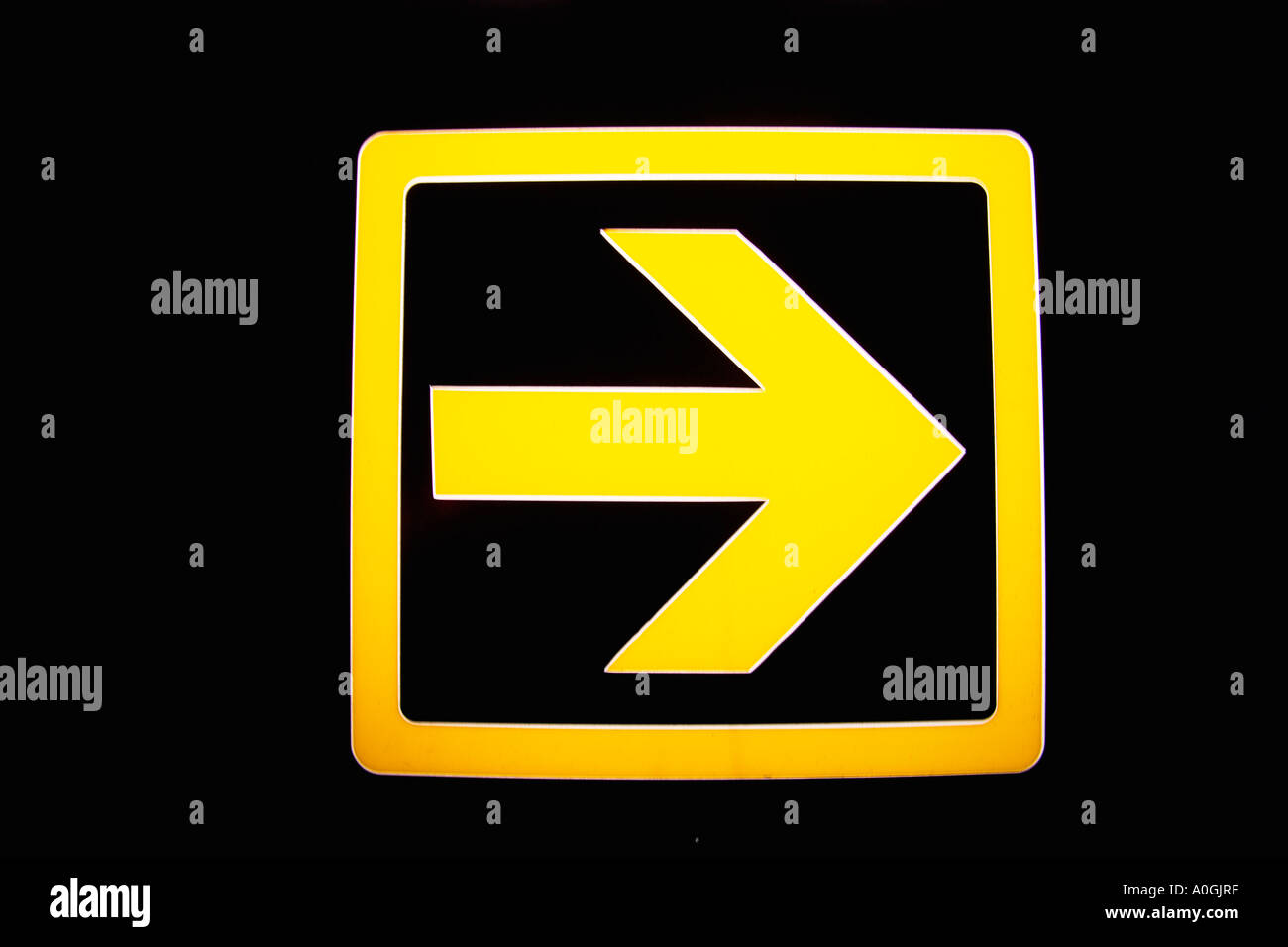 PFEIL, GELB Stockfoto
