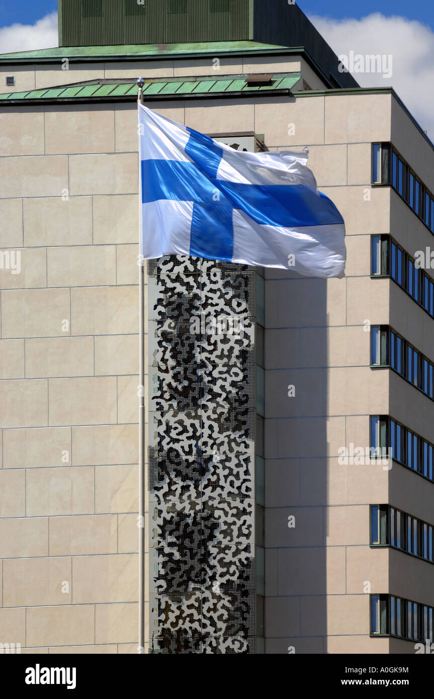 Helsinki ist voll von architektonischen Kostbarkeiten. Dies ist ein Medical Building in der Nähe von Sibelius-Park, Helsinki, mit der finnischen Flagge Stockfoto