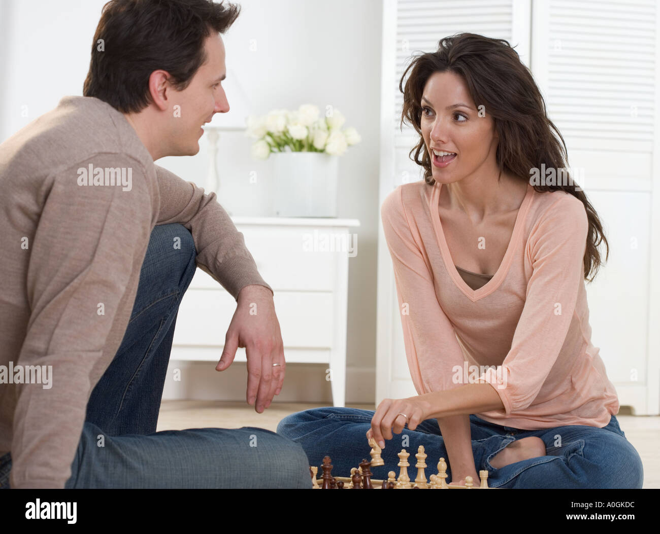 Paar sprechen und spielen Schach Stockfoto