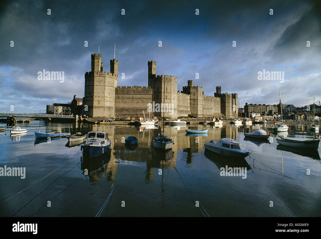 CAERNARVON CASTLE CAERNARVON HAFEN NORD WALES UK Stockfoto