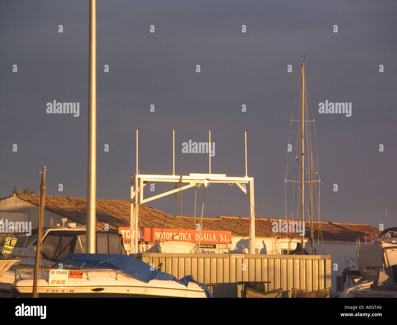 Puerto Banus, Costa Del Sol, Spanien, spät abends leichte Werft Werften Sonnenuntergang Sonnenuntergänge Bauten Spielplatz der reichen yacht Stockfoto