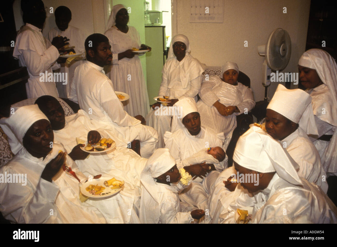 Schwarze britische Kirchenbesucher genießen ein House Feast im Haus eines neuen Mitglieds, das ihr Haus segnete South London 1990s 1993 UK HOMER SYKES Stockfoto