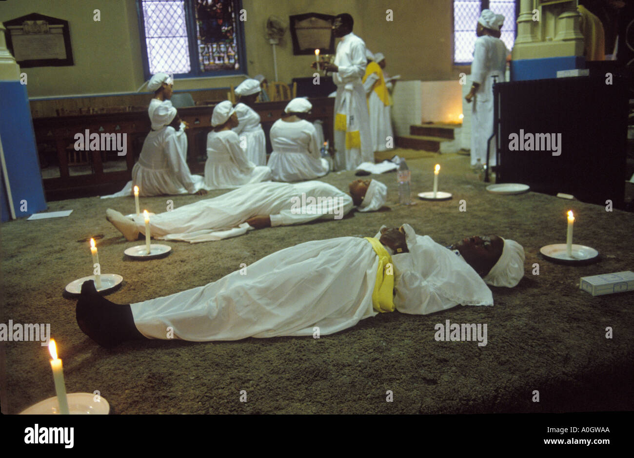 Yoruba UK. Sonntagsgottesfrauen in Trance, 'im Heiligen Geist' warten darauf, eine Botschaft vom Herrn zu empfangen. Himmlische Kirche. Islington London 1990er Jahre Stockfoto