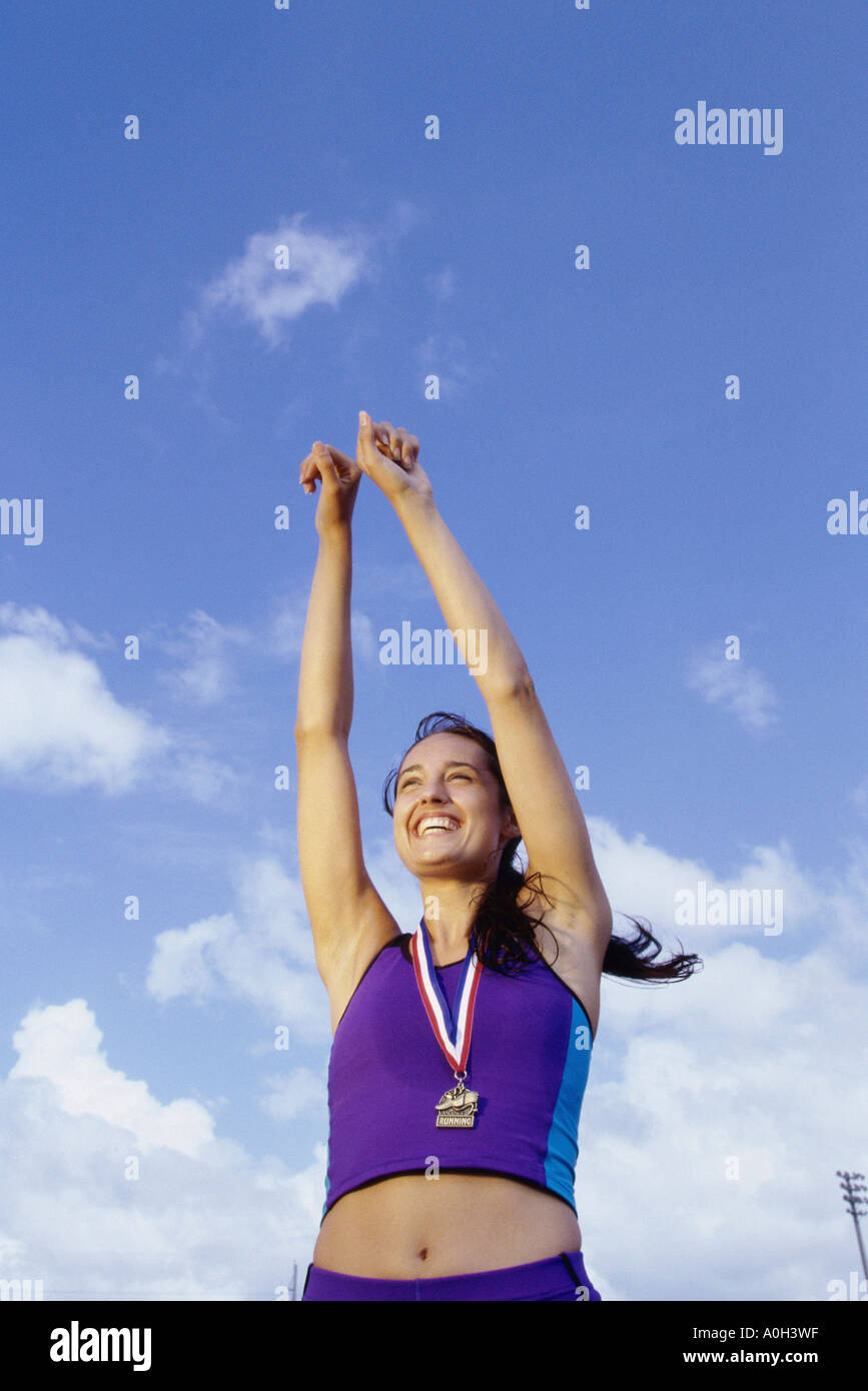 Niedrigen Winkel Blick auf eine junge Frau mit einer Medaille um den Hals Stockfoto