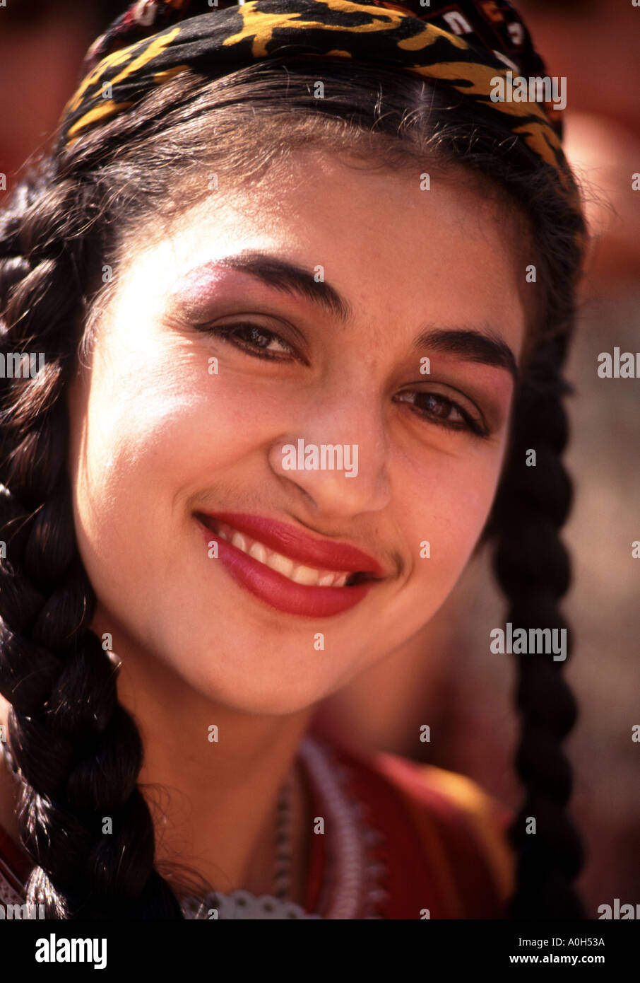 Folk-Tänzerin in Nationaltracht Turkmenistan Stockfoto