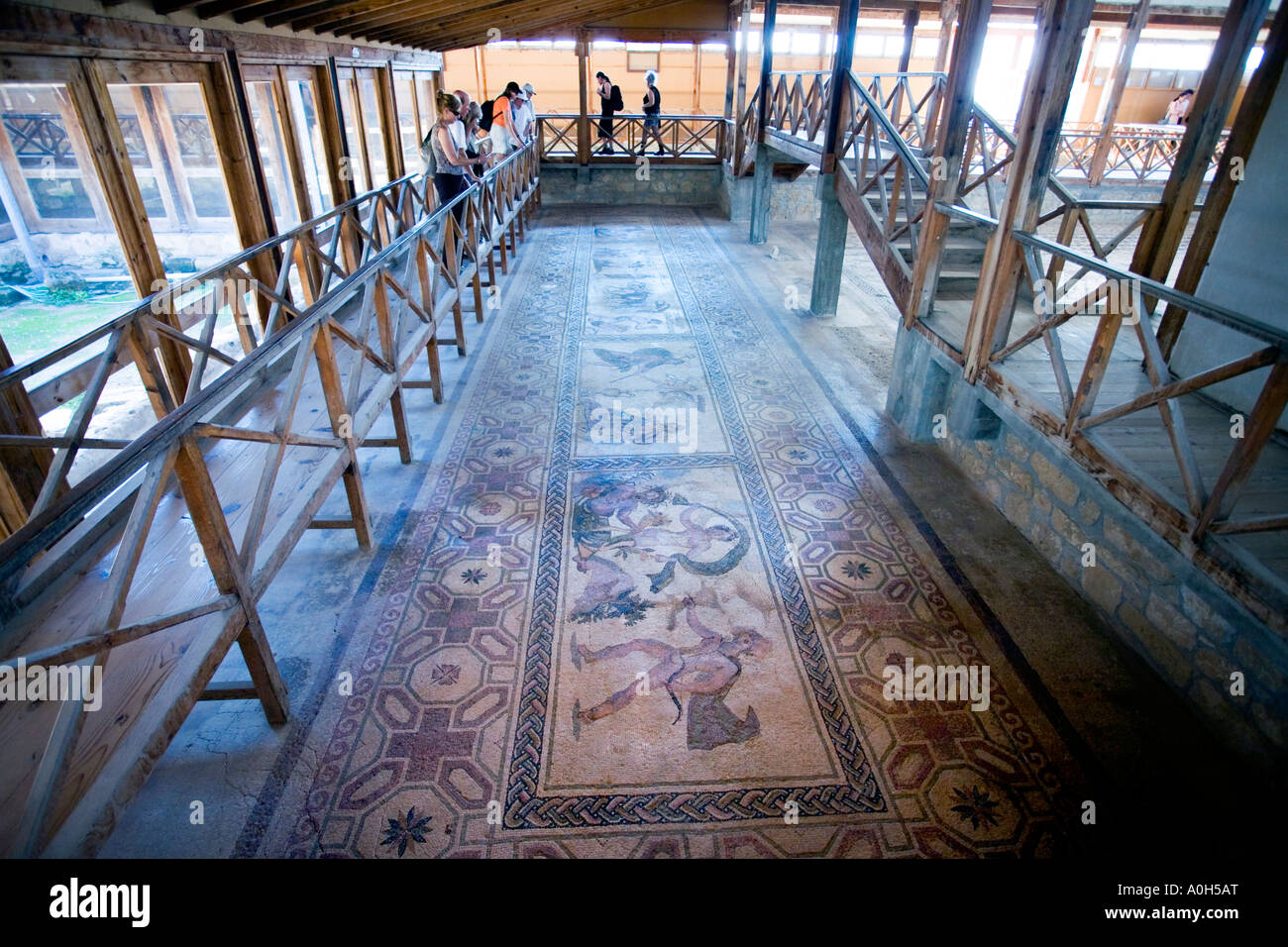 Touristen anzeigen die Mosaiken in PAPHOS, archäologische Stätte ein Weltkulturerbe, Zypern Stockfoto