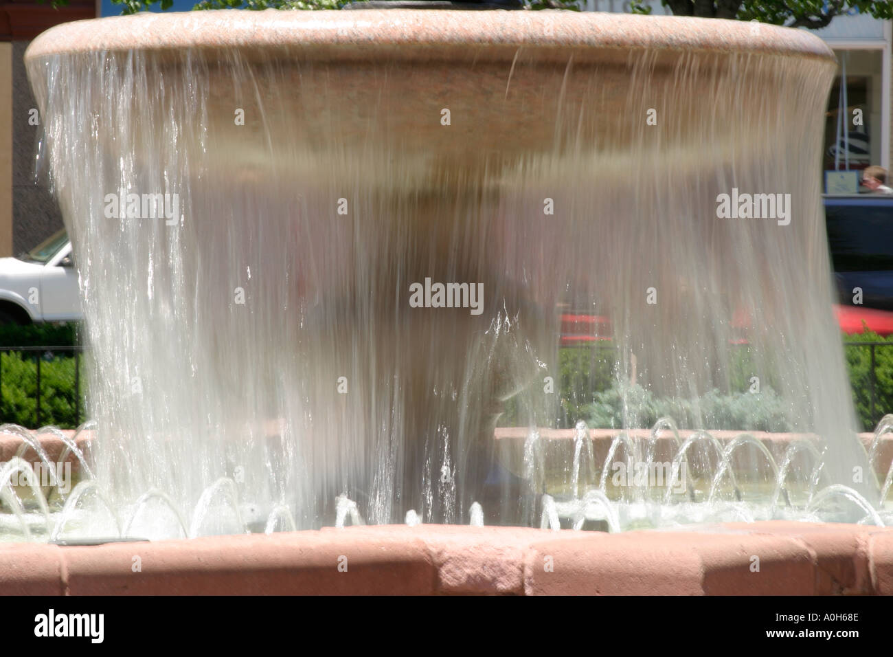 Wasser vom Brunnen fallen Stockfoto