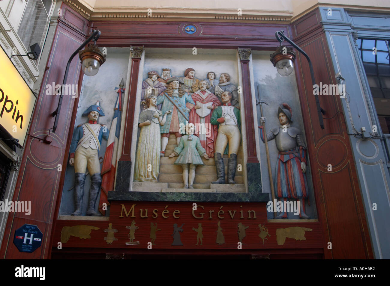 Geschnitzten Holzfassade Musee Grevin Paris Frankreich Stockfoto