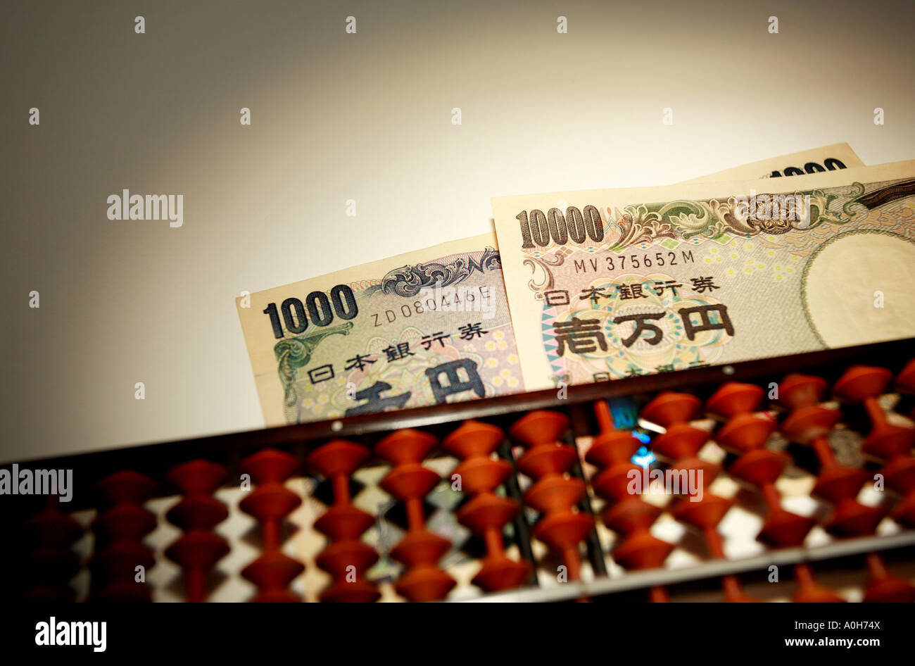 Hölzernen japanischen Abakus und Yen. Stockfoto