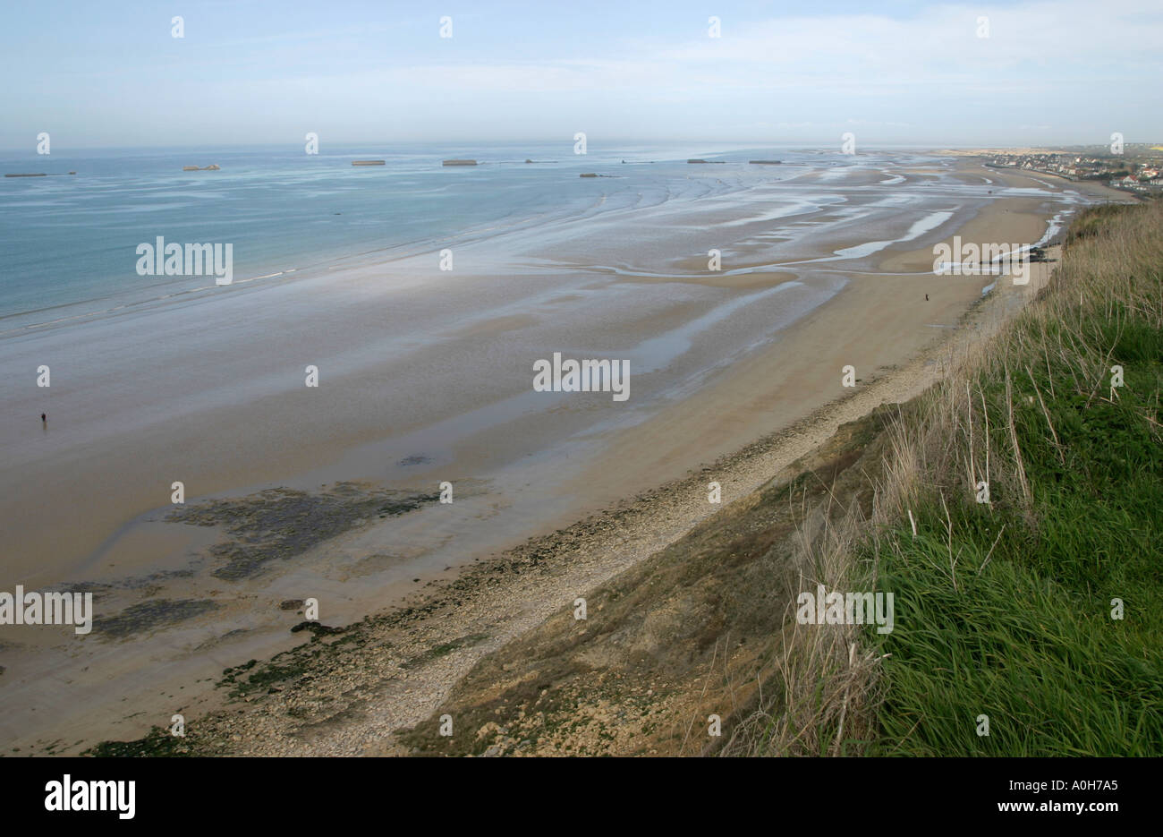 Blick von St Come de Fresne auf Gold Beach mit den Resten des WW2 Mulberry B künstlichen Hafens sichtbar heraus zum Meer Stockfoto