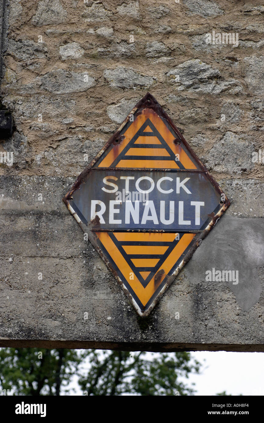 Renault Zeichen auf ehemaligen Garage in Oradour Sur Glane erhalten Limousin Dorf Schauplatz WW2 Nazi-SS-Massakers Frankreich Stockfoto