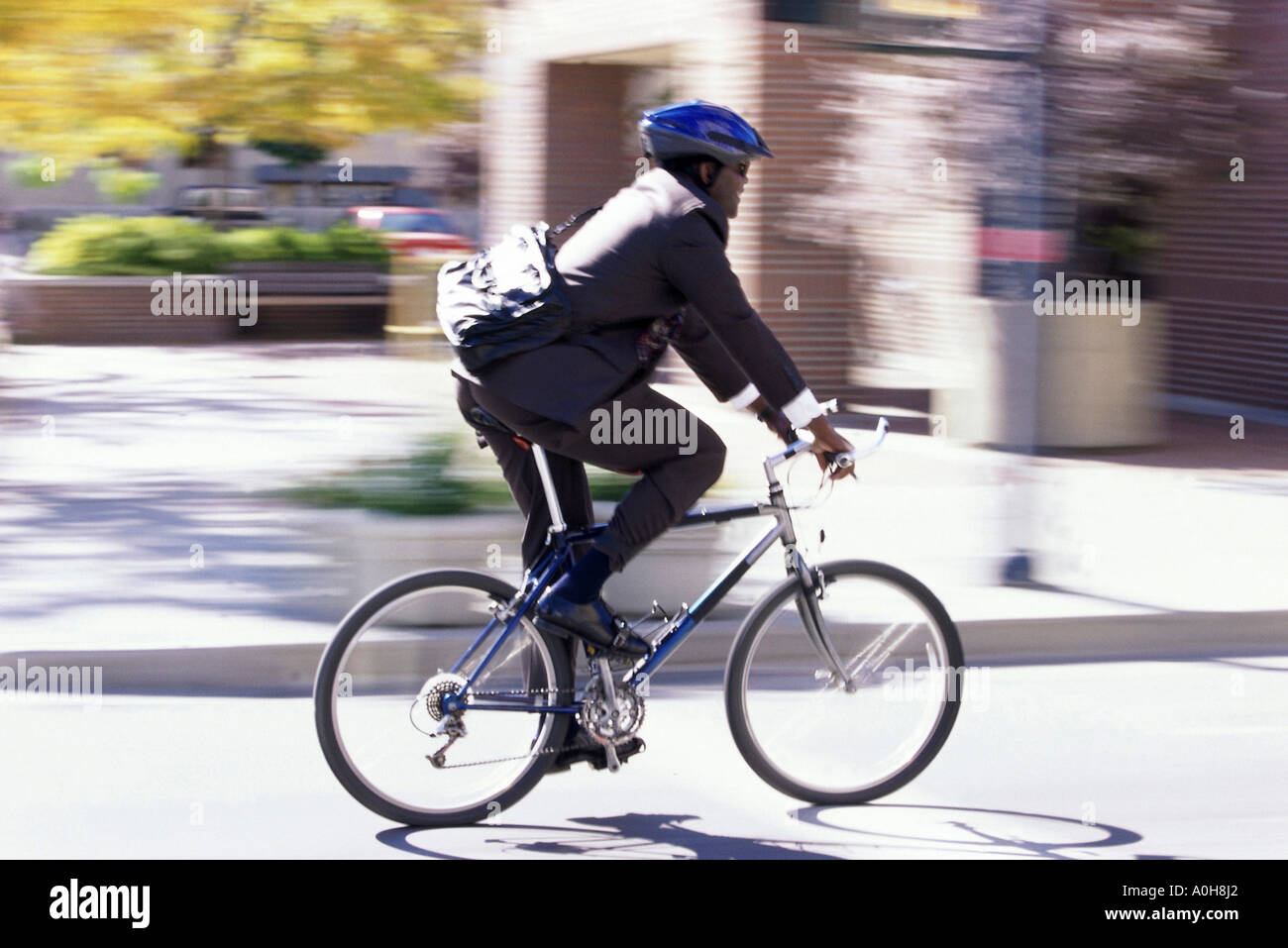 Seitenansicht eines Geschäftsmannes, der mit dem Fahrrad Stockfoto