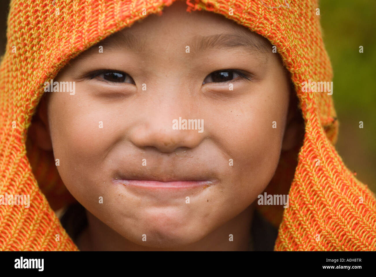 Chinesische Minderheit junge mit hellen Hut, helle Augen und jungenhaften Lächeln, Shengcun, Yuanyang, Yunnan, China Stockfoto