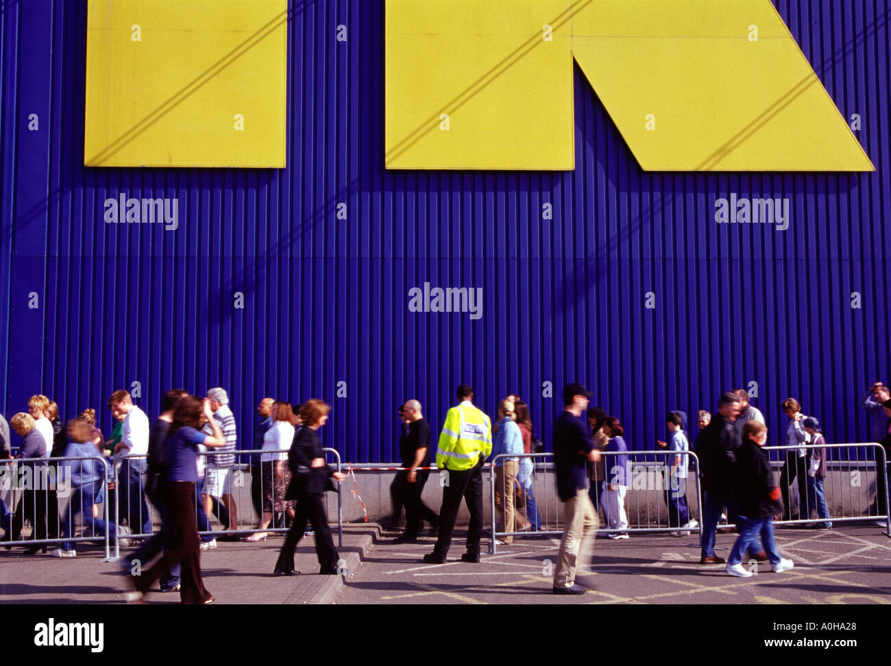 Kunden, die Schlange, um in Ikea Brent Park an einem Wochenende Sonntag bekommen Stockfoto