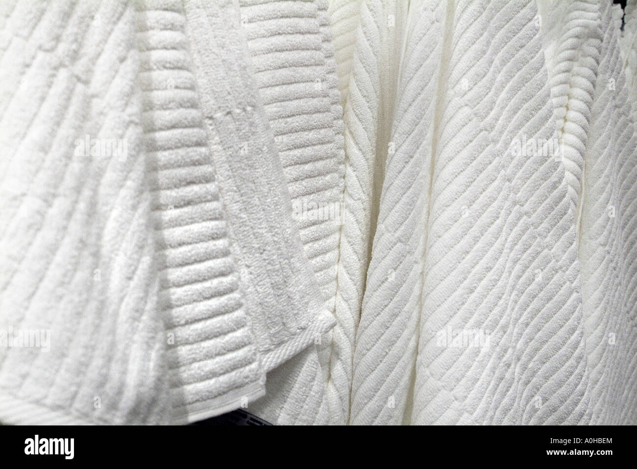 Weiße Baumwolle Leinen Handtuch Ribed Textur hängen hängen anzeigen innen innen innen ohne Gegentor Bad Gesicht Terry Flachsfasern natura Stockfoto