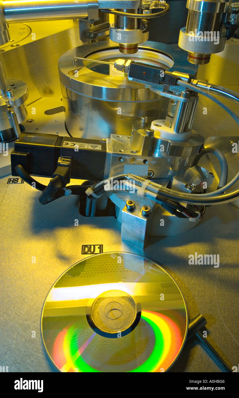 Anwendung von Silber reflektierenden Schicht und Harz Schutzbeschichtung auf CDs Stockfoto