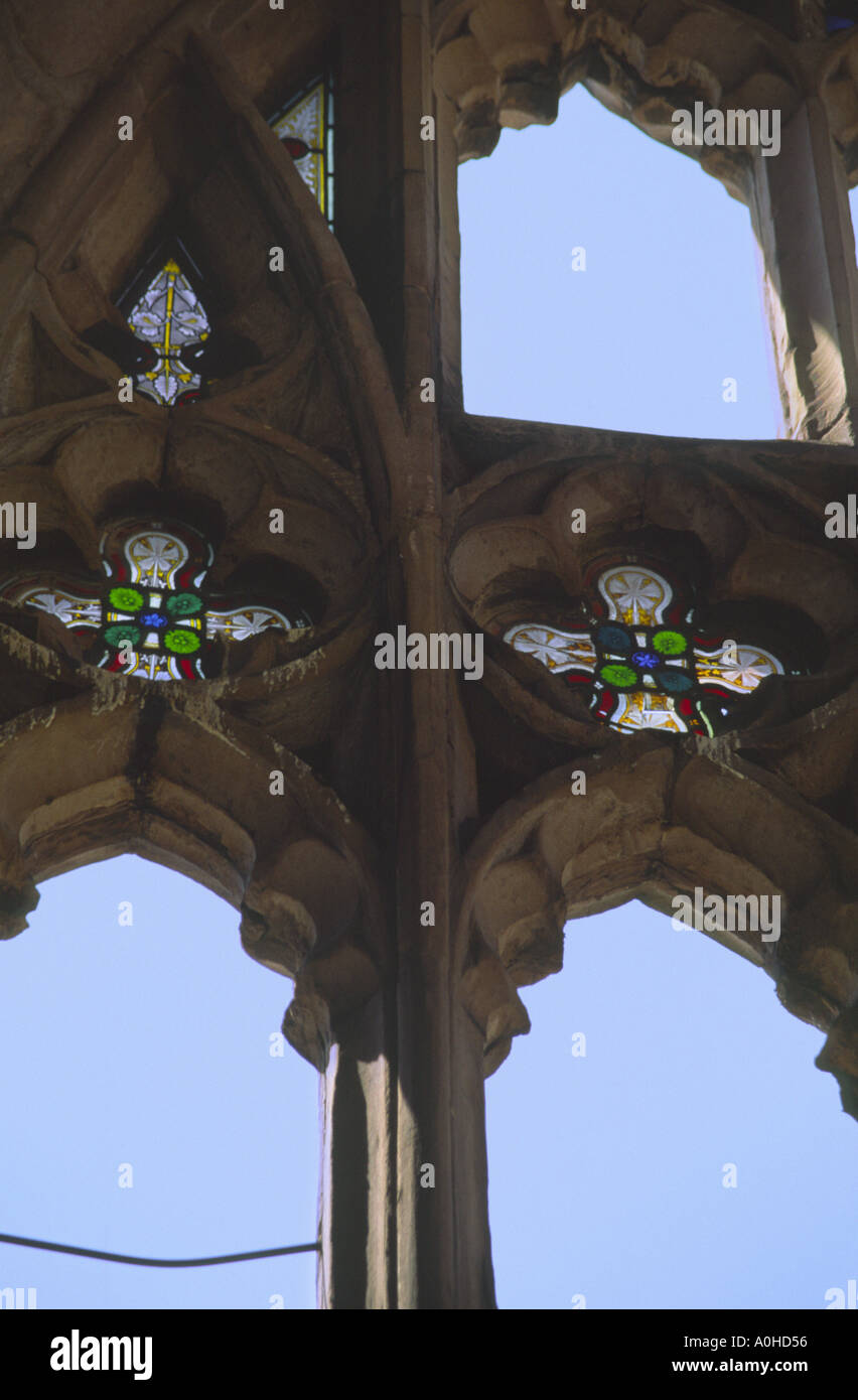 Mittelalterliche Glasmalerei bleibt im Maßwerk an der alten Kathedrale von Coventry Ruinen England UK Stockfoto