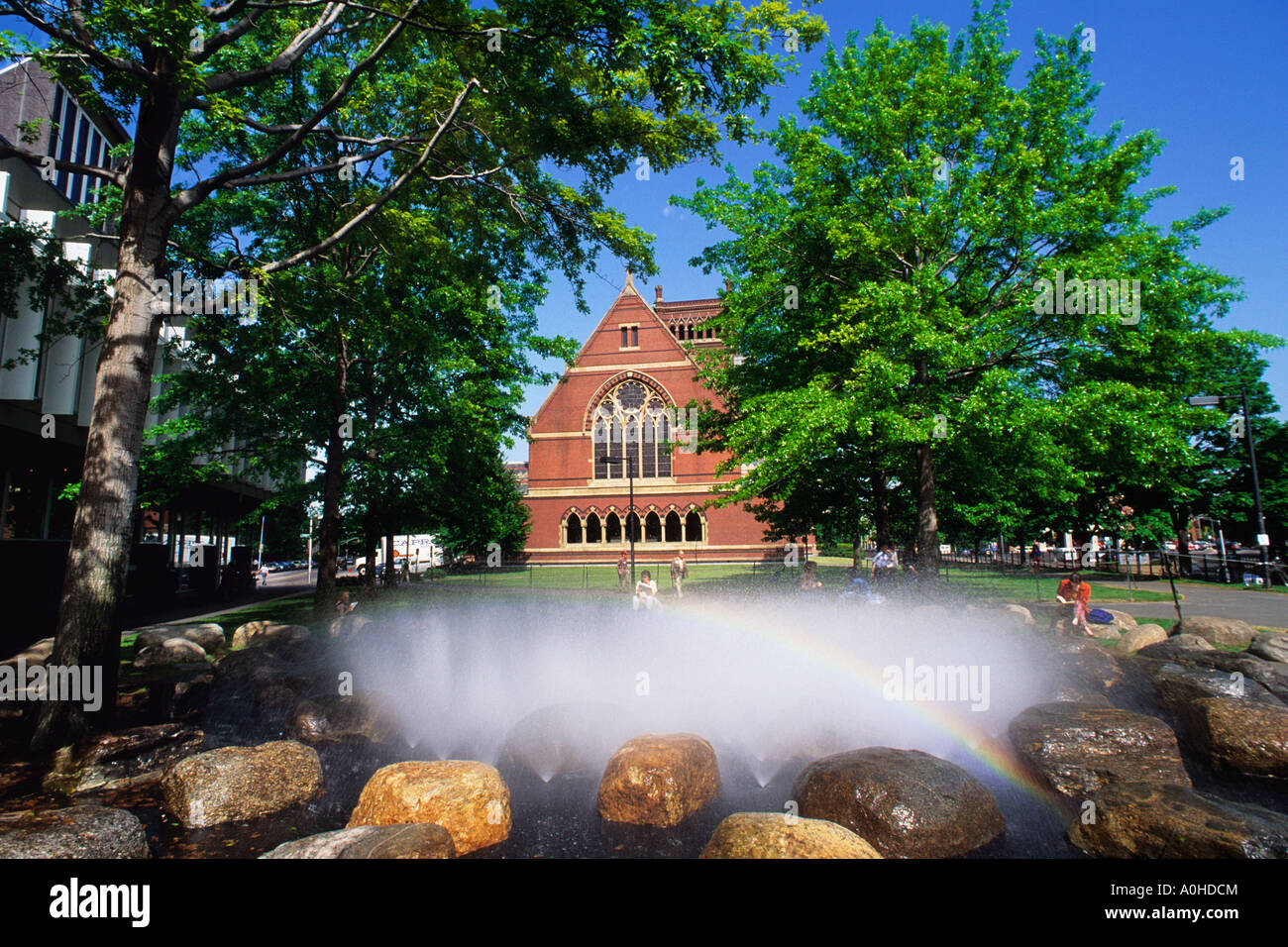 Gebäude der Harvard University Memorial Hall und ein Regenbogen über Felsen auf dem Campus. Cambridge, Massachusetts Stockfoto