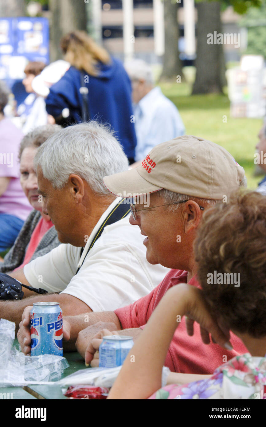 Ältere Männchen haben eine gute Zeit in einem 4. Juli Picknick Stockfoto