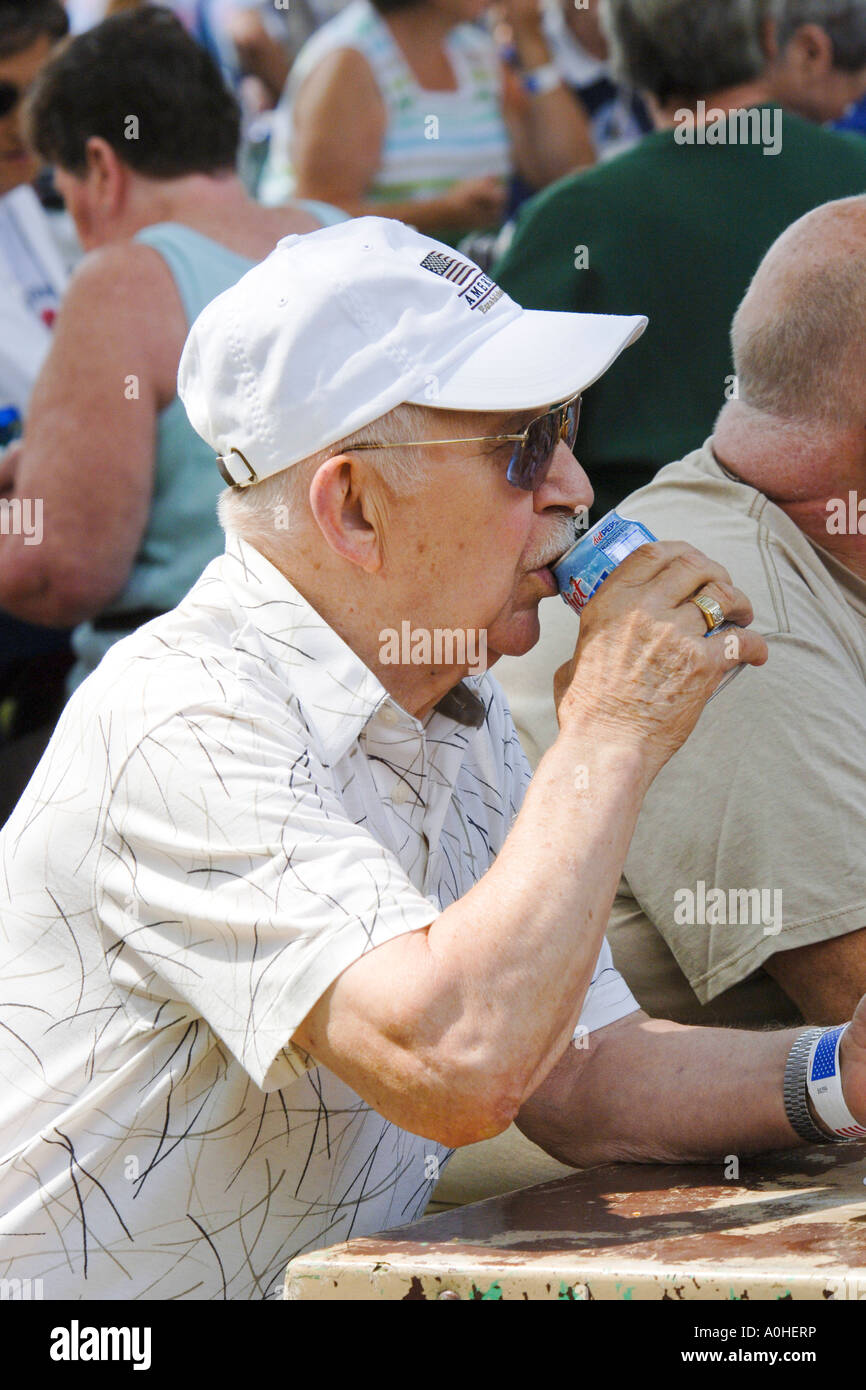 Senioren männlich eine gute Zeit bei einem 4. Juli Picknick Stockfoto