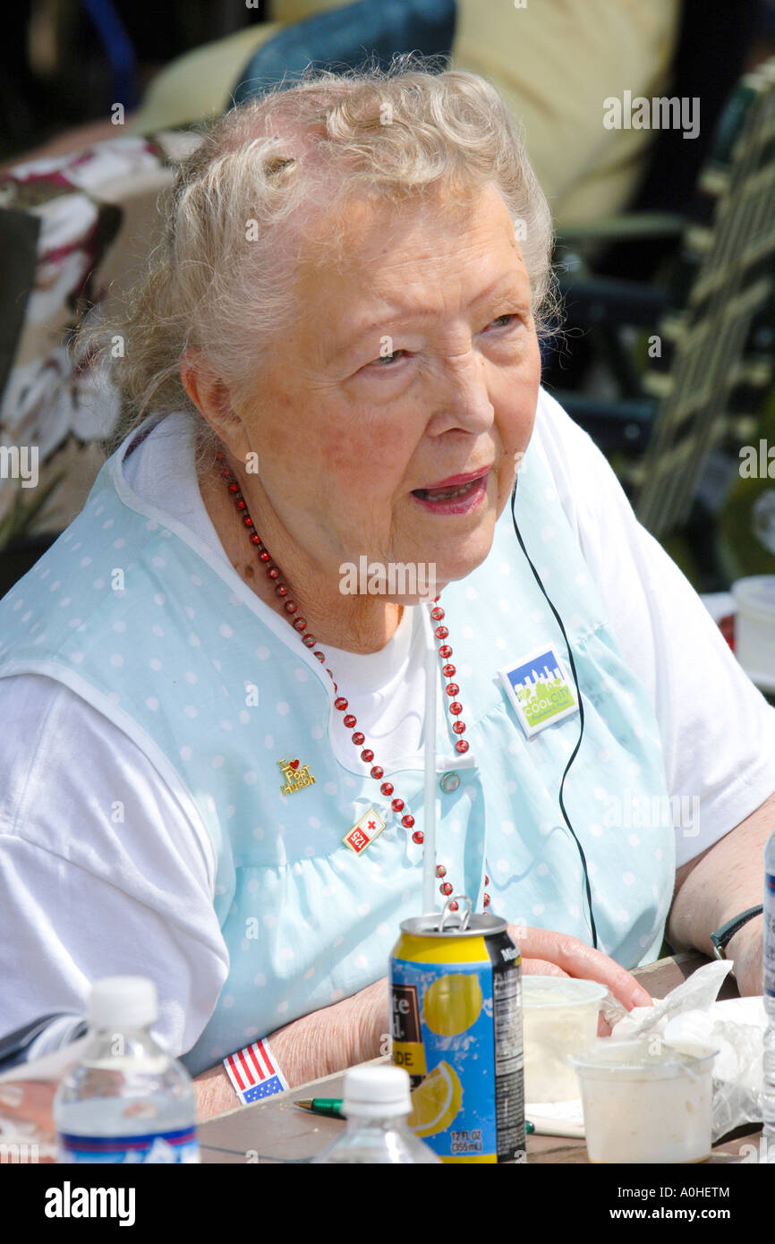 Ältere Frauen an ein am 4.Juli Picknick sammeln Stockfoto