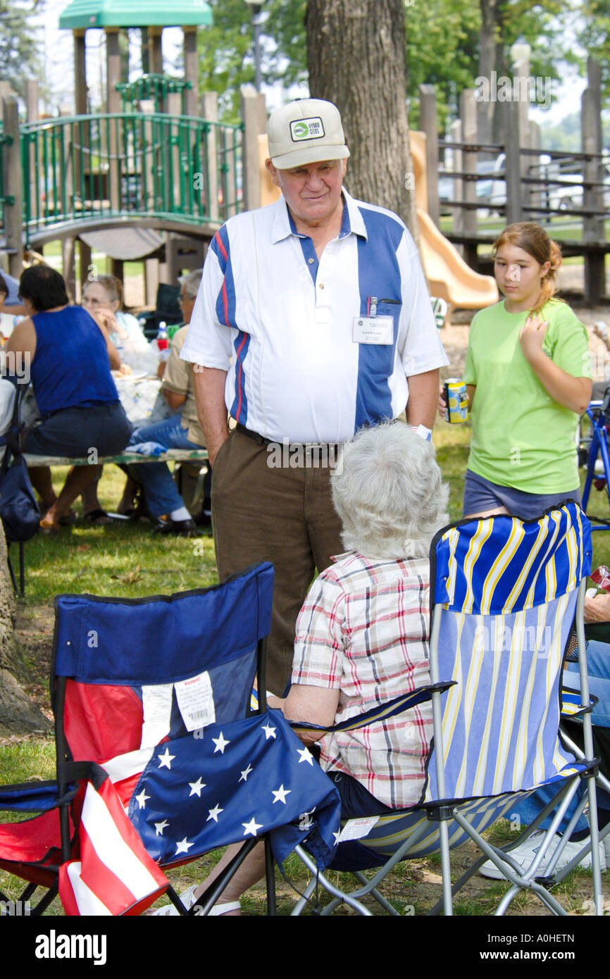 Ältere Männchen und Weibchen haben eine gute Zeit in einem 4. Juli Picknick Stockfoto