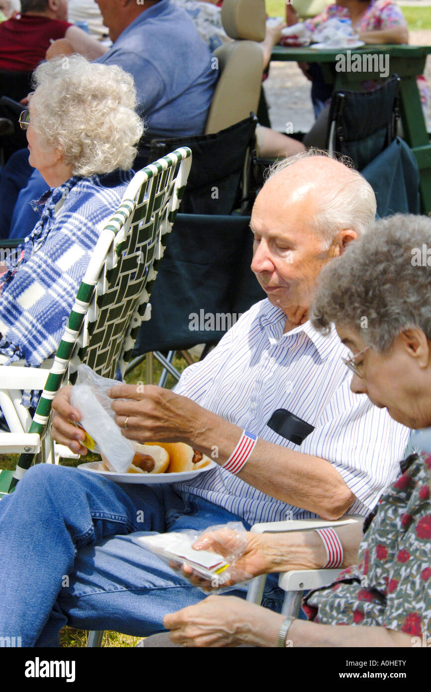 Ältere Männchen und Weibchen haben eine gute Zeit in einem 4. Juli Picknick Stockfoto