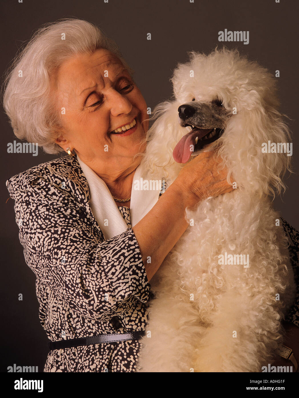 alte Dame mit einem Pudelhund Stockfoto