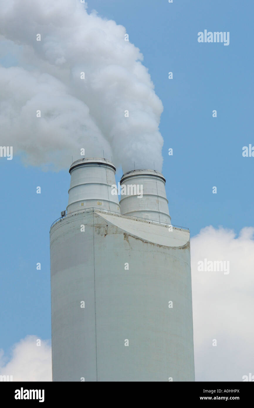 Nahaufnahme eines hohen Schornsteine speit weißen potenziell gefährlichen Verschmutzung Stockfoto
