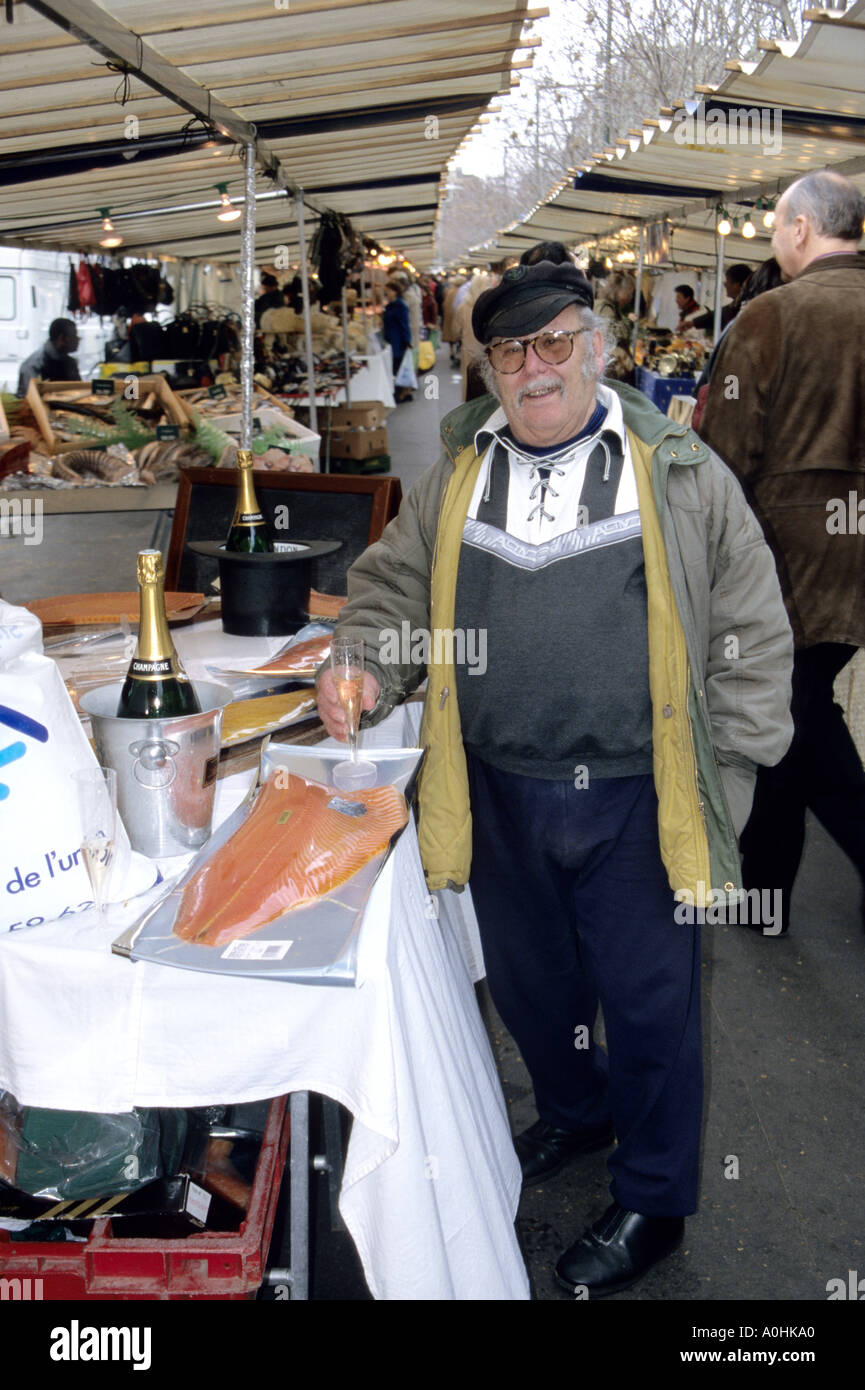 Typische tägliche Nahrung Marktstand in Frankreich verkaufen Räucherlachs und andere wunderbare Lebensmittel, Stockfoto