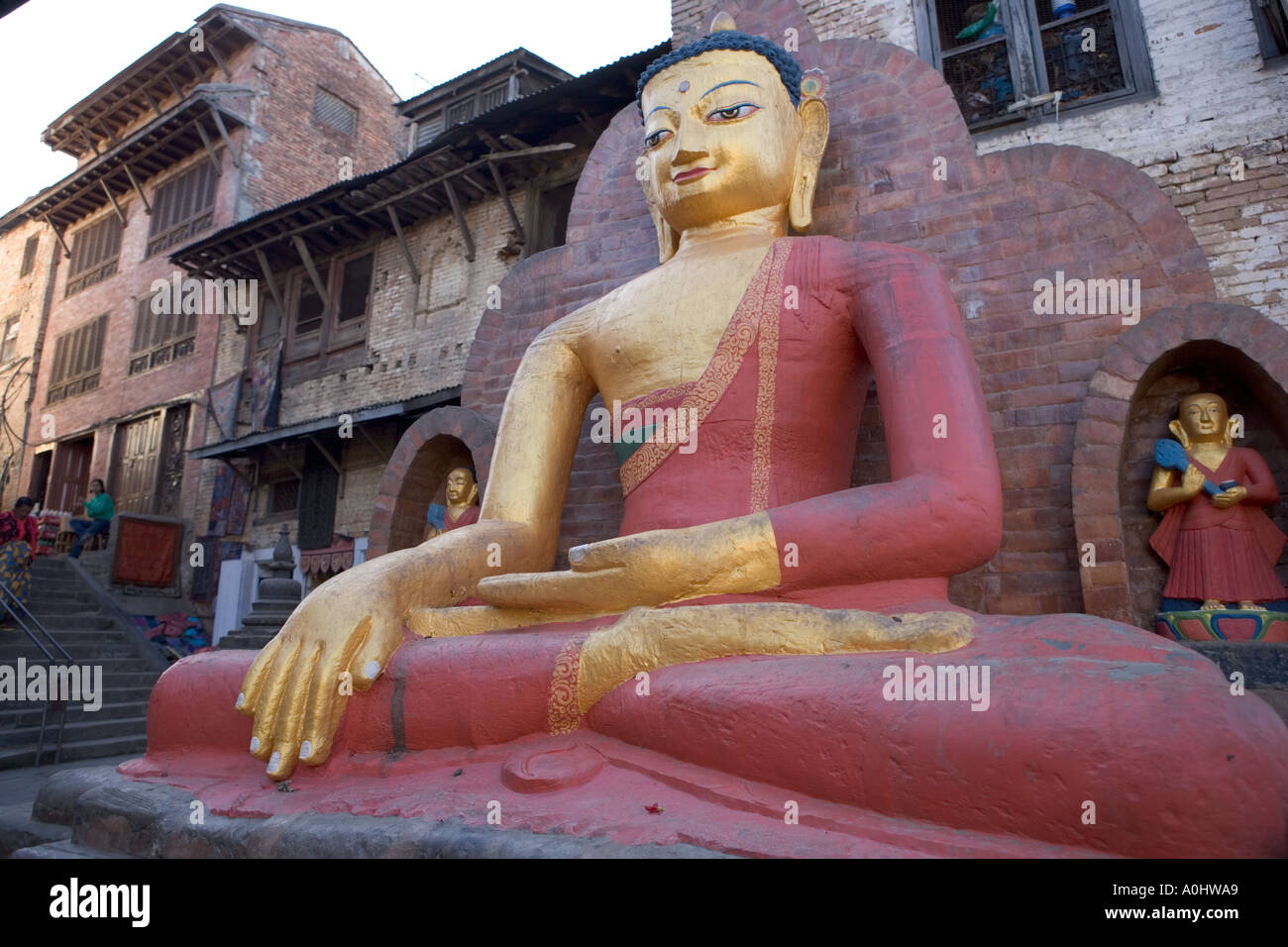 Der gelbe Buddha im Swayambhunath Stupa Kathmandu-Tal Nepal Stockfoto