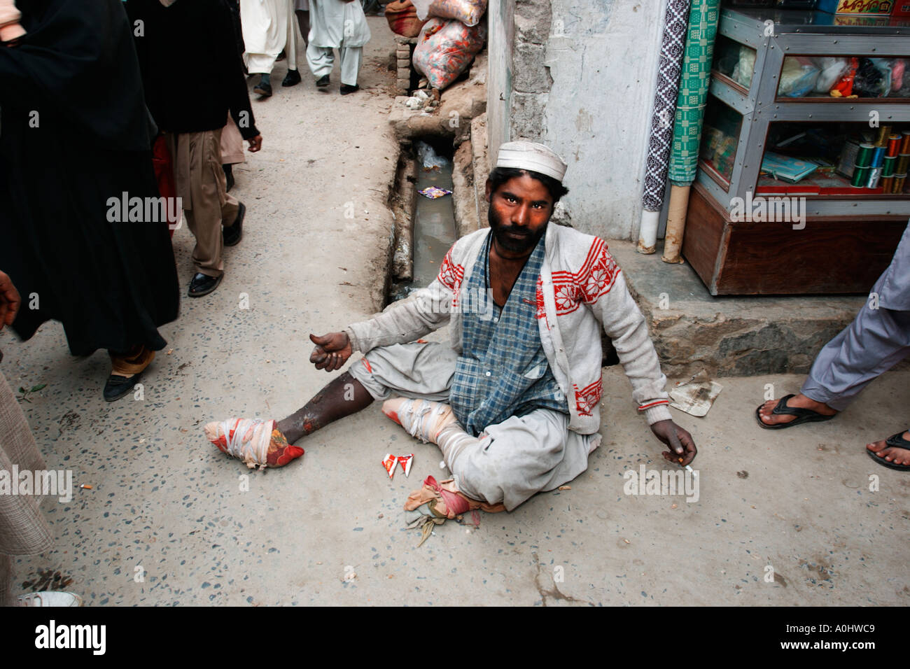 Bettler auf den engen Straßen von Hassan Abdal Markt Pakistan Stockfoto