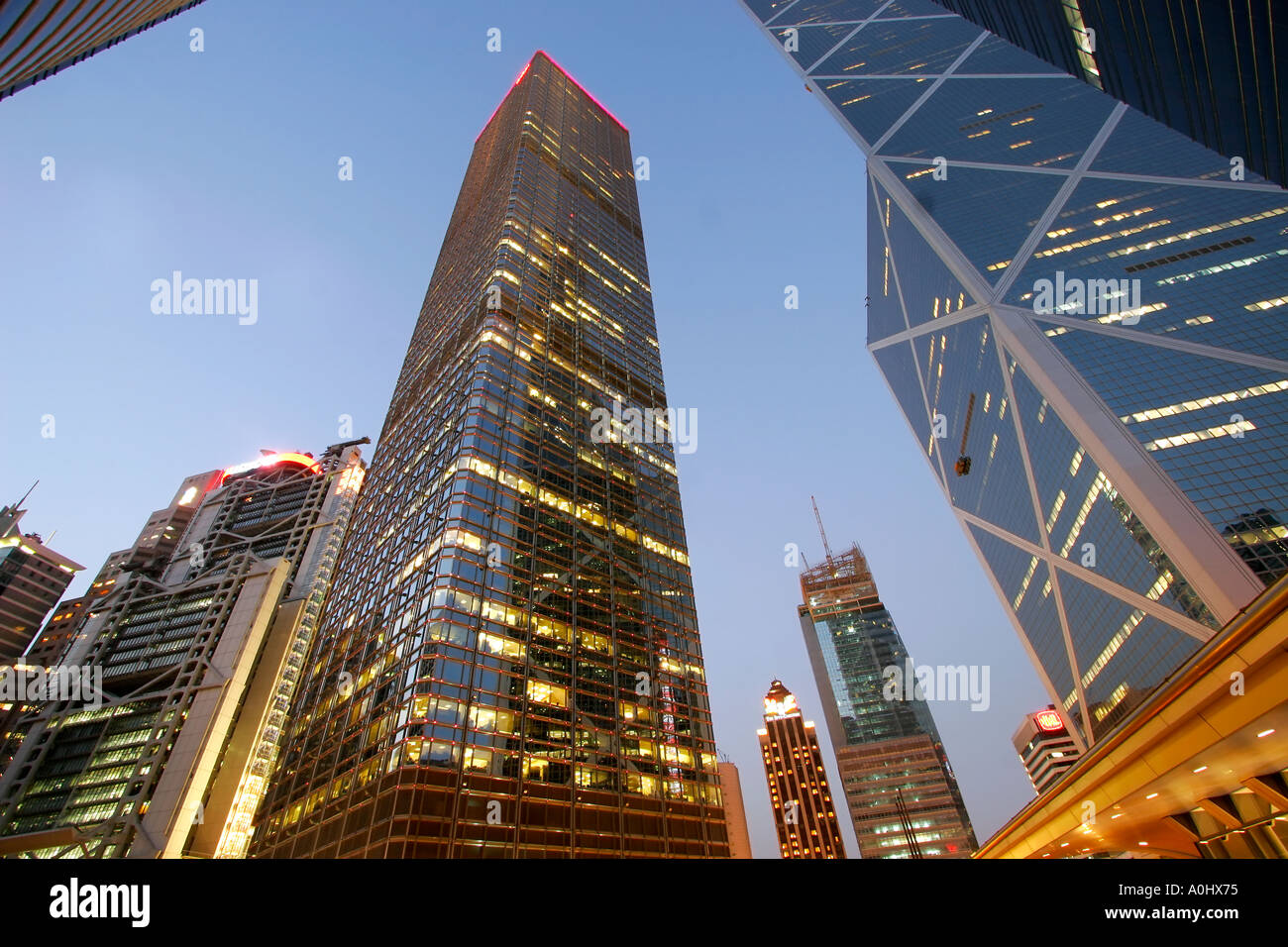 China Hong Kong Central Financial District Skyline in der Abenddämmerung von rechts nach links Bank von China Cheung Kong Center Hong Kong München Stockfoto