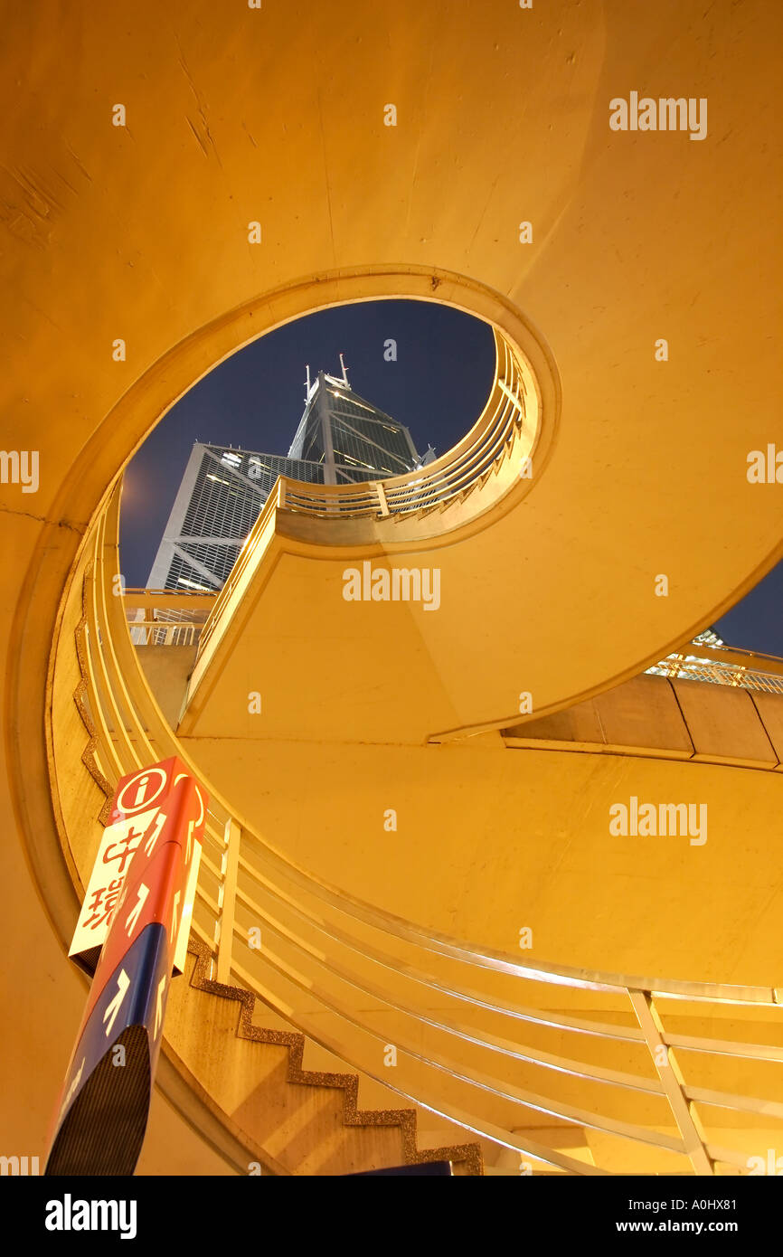 China Hong Kong Insel Skyline Zentralbank von China spiralförmige Treppe Nacht Stockfoto