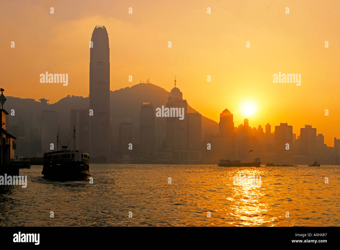 China Hong Kong Star Ferry Skyline Hong Kong Insel Central Sonnenuntergang Stockfoto