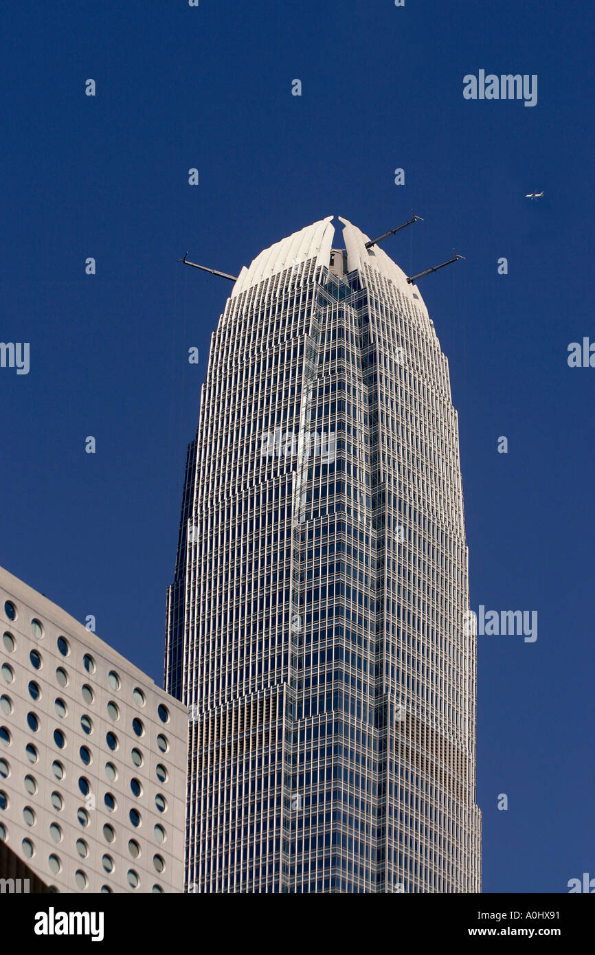 China Hong Kong Central Skyline HKSB International Finance Centre 2 IFC2 Tower Flugzeug hinter dem Turm Stockfoto