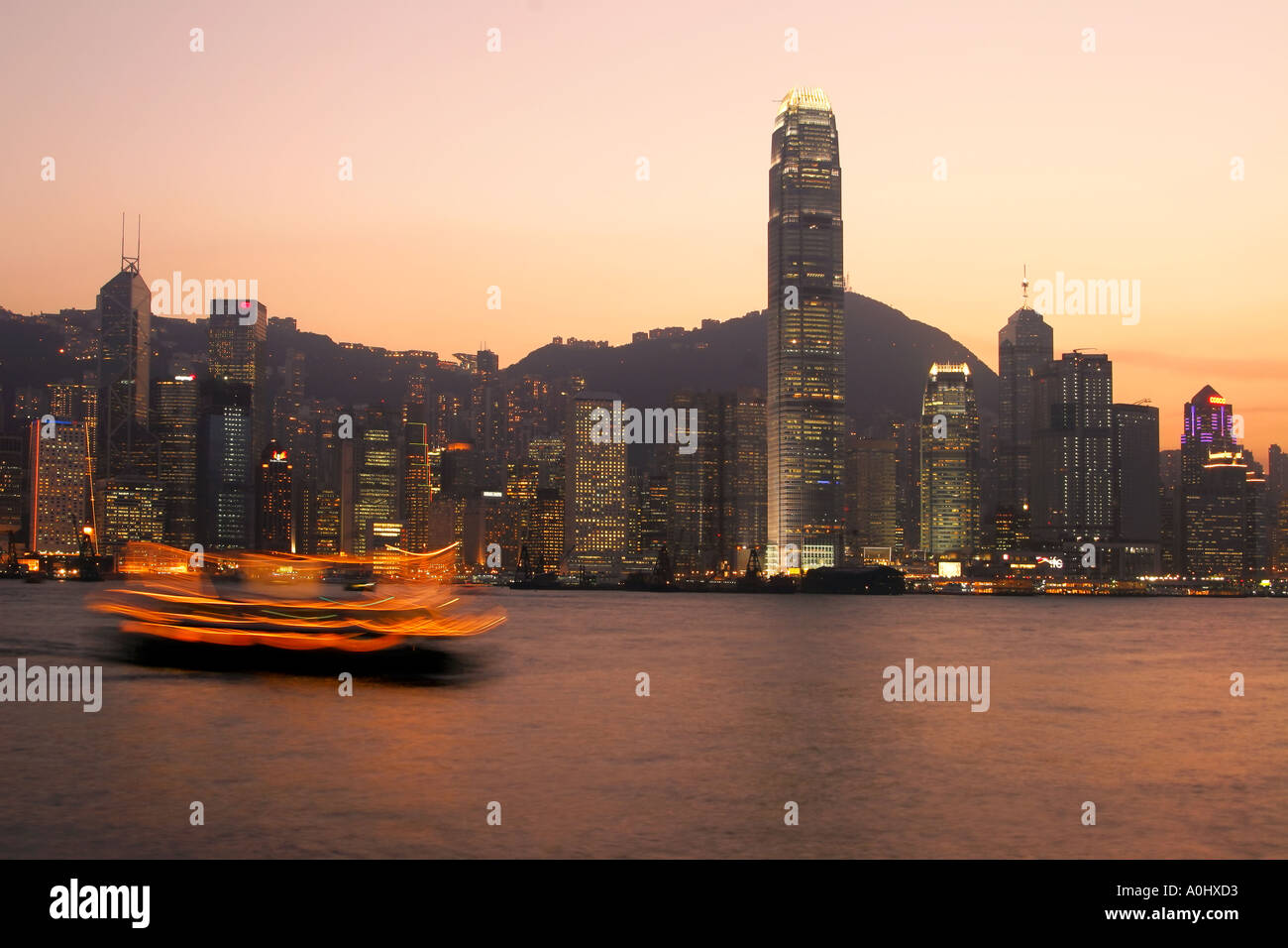 China Hong Kong Panorama von Tsim Sha Tsui öffentlichen Pier in Richtung Central Ferry Victoria Harbour Skyline Hong Kong Island Stockfoto